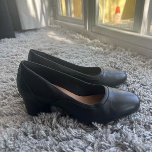 Unstructured by Clark’s size 9 black low heels